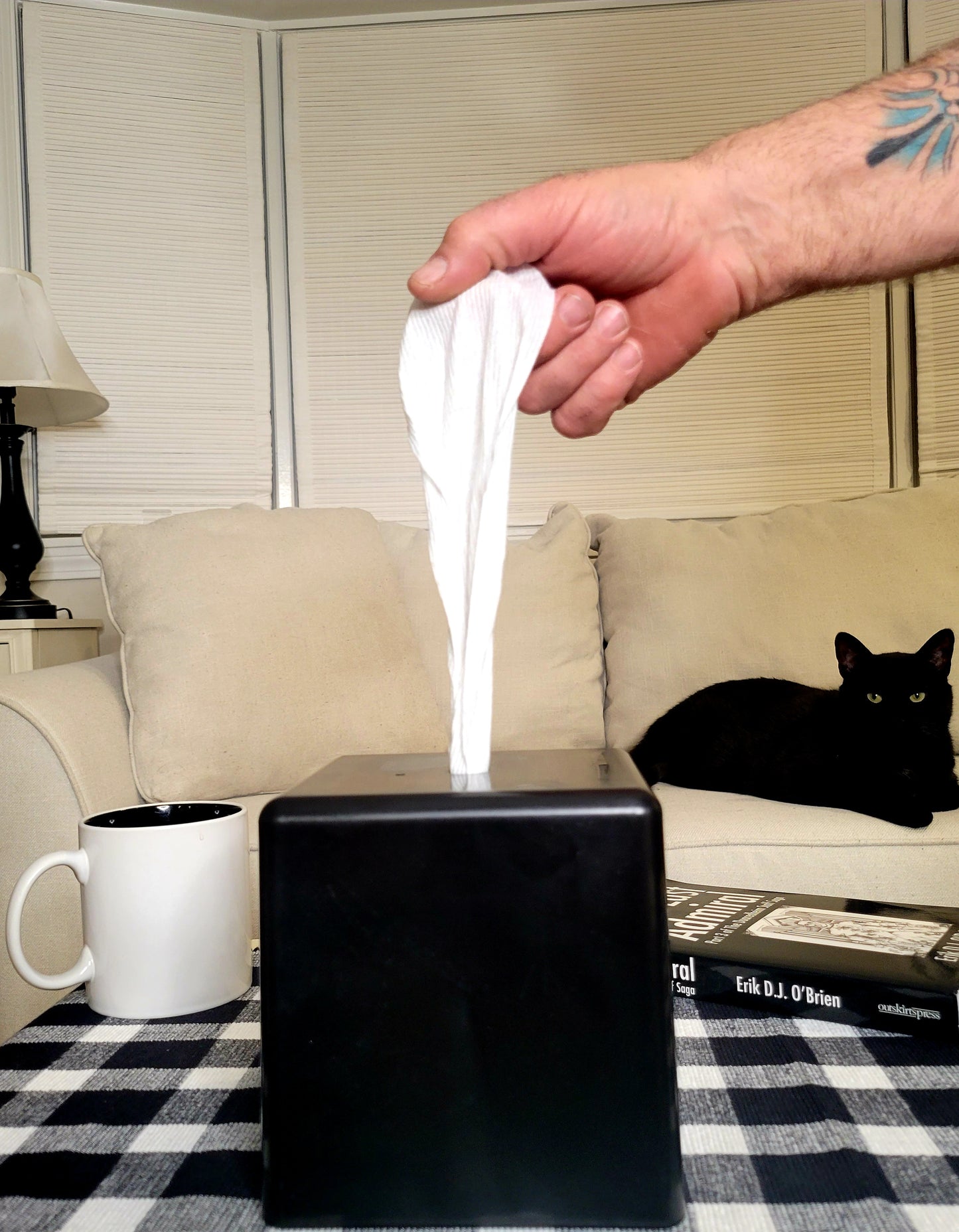 AchooBox Rolled Tissue Dispenser - Bold Black
